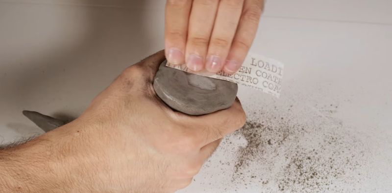 Schleifen eines Cosplay-Horns